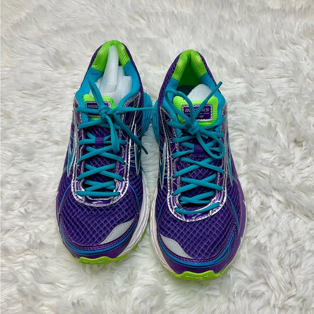 Brooks sneaker size 4